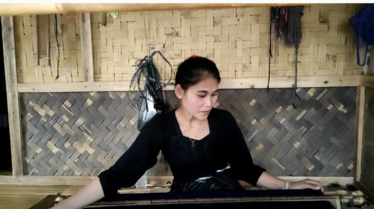 Wanita Baduy: Cantik Wajahnya, Cantik Tenunnya
