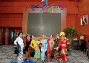 Ibu-Ibu Penggiat Budaya Hadiri Gala Anugrah Kompetisi Kreasi Tari Nusantara