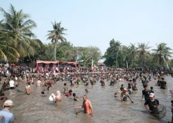 Kebersamaan Lewat Tradisi Ngubek Empang 