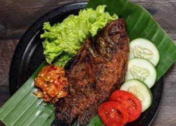 Hmm Maknyoss, Ayo Manjakan Lidahmu dengan Ikan Nila Bakar Daun