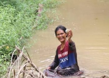 Ngakop, Keahlian Menangkap Ikan dengan Tangan Kosong  ‎