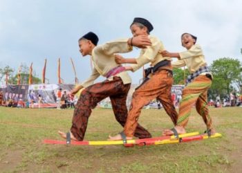 Bangun Kebersamaan & Keceriaan dengan Bakiak  ‎