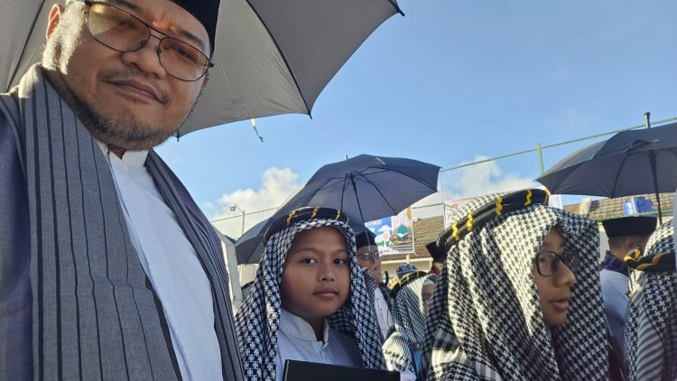 Senyum Merekah di Bibir Fauzan Haviz Antar Putranya Khatam Qur’an 