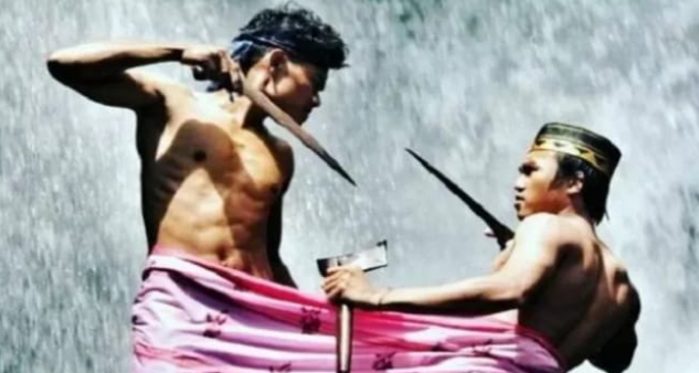 Sigajang Laleng Lipa, Tradisi Baku Tikam dalam Sarung di Suku Bugis-Makassar 