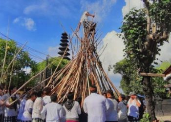 Uniknya Tradisi Mekotek  ‎