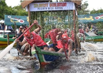 Besei Kambe, Olahraga Dayung Sampan Suku Dayak