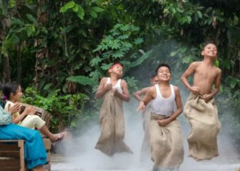 Uniknya Tradisi Balap Karung