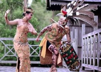 Keberanian Masyarakat Dayak Lewat Tari Mandau   
