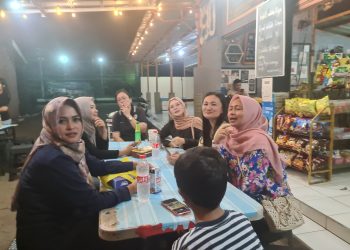 Indahnya Kebersamaan Orang Tua Atlet Stoner Taekwondo, Para Ibu Makan Bersama Sambil Menunggu Anak Latihan